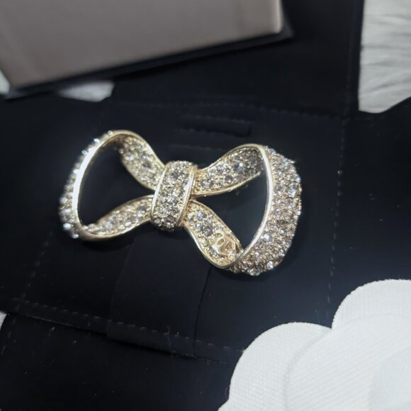 Gorgeous Authentic Classic CC Bow Crystal Brooch - Picture 4 of 8